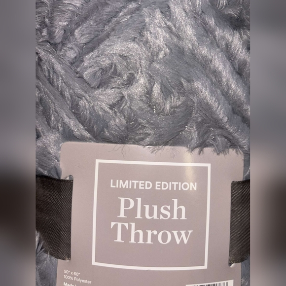 Limited edition soft gray plush throw - Picture 6 of 17